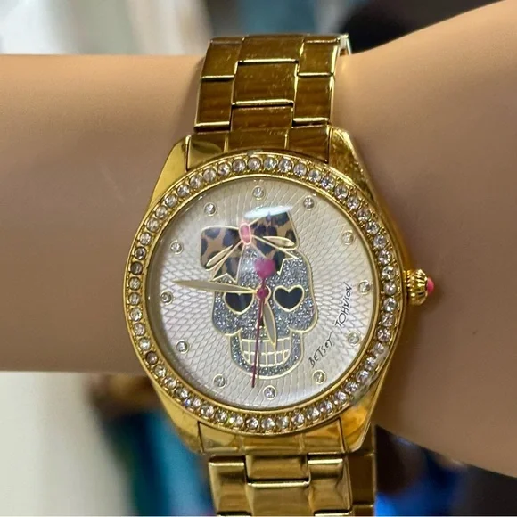 ❤️Betsey Johnson Gold Sugar Skull Watch - Picture 1 of 5